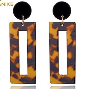 Brown and black tortoise shell earrings. Brand new